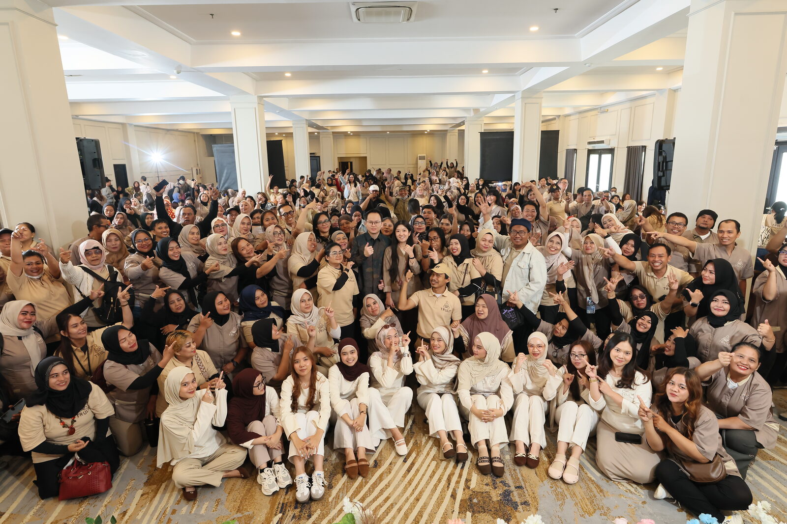Foto bersama 600 terapis dan manajemen Truly Home Massage cabang DKI Jakarta seusai rangkaian acara gathering