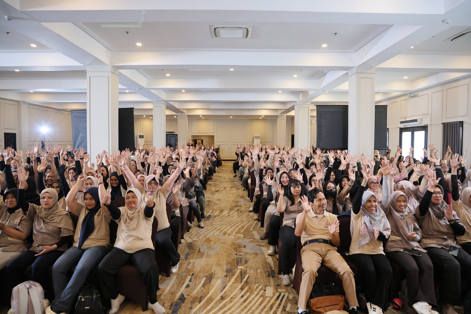 Terapis Truly Home Massage mengangkat tangan saat sesi diskusi dan tanya jawab gathering DKI Jakarta