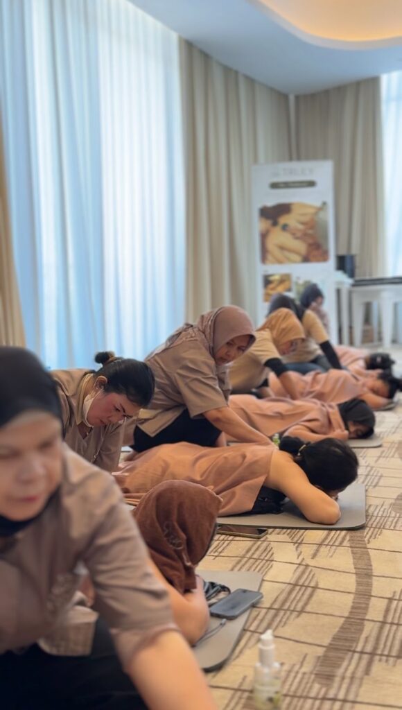 Para terapis TRULY cabang Bandung mengikuti pelatihan sport massage