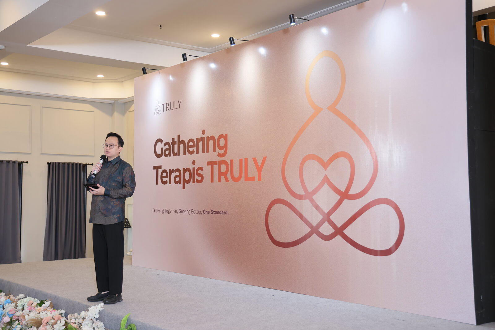 Reza Octora, Owner CV Truly Indonesia, menyampaikan sambutan di panggung Gathering Terapis TRULY DKI Jakarta