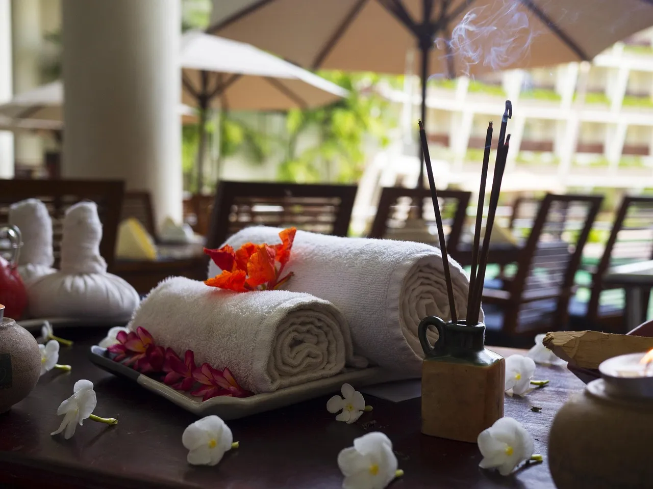 Terapis pijat panggilan Truly Home Massage memberikan layanan prenatal massage di rumah