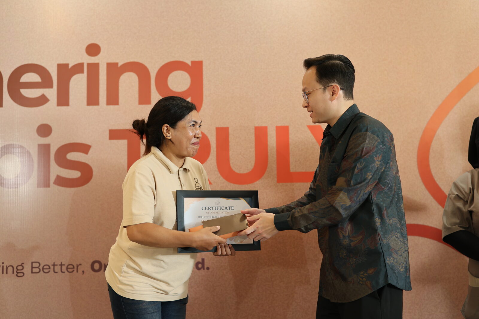 Owner CV Truly Indonesia menyerahkan sertifikat penghargaan kepada seorang terapis perempuan Truly Home Massage