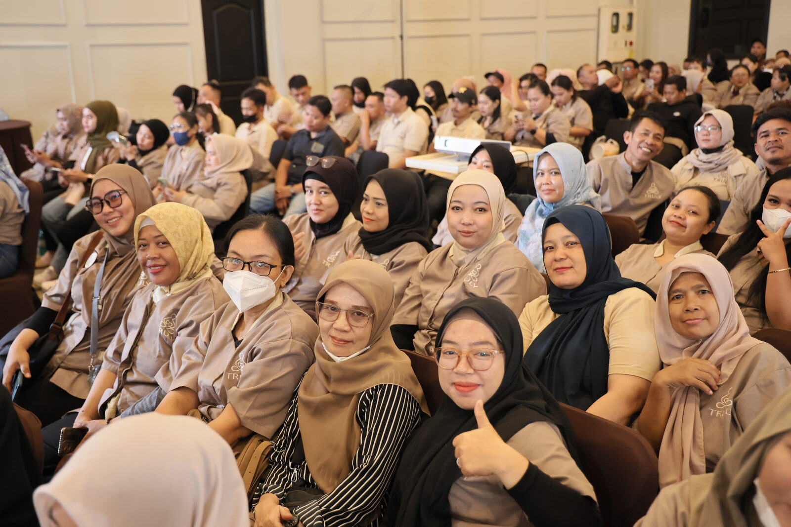 Terapis Truly Home Massage tersenyum dan mengacungkan jempol di sela sesi diskusi gathering DKI Jakarta